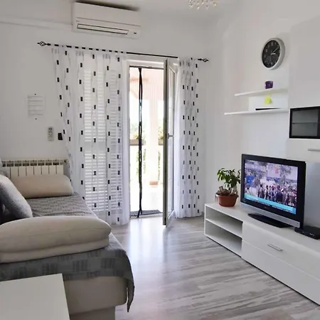 With Parking Space Valica, - 22453 דירה אומאג